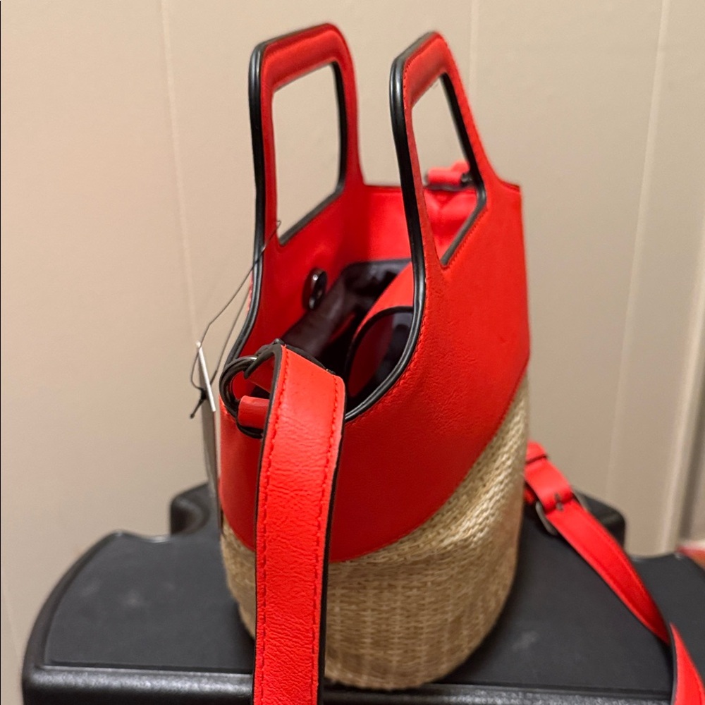 Simply Vera Vera Wang top handle straw crossbody. - Picture 6 of 6